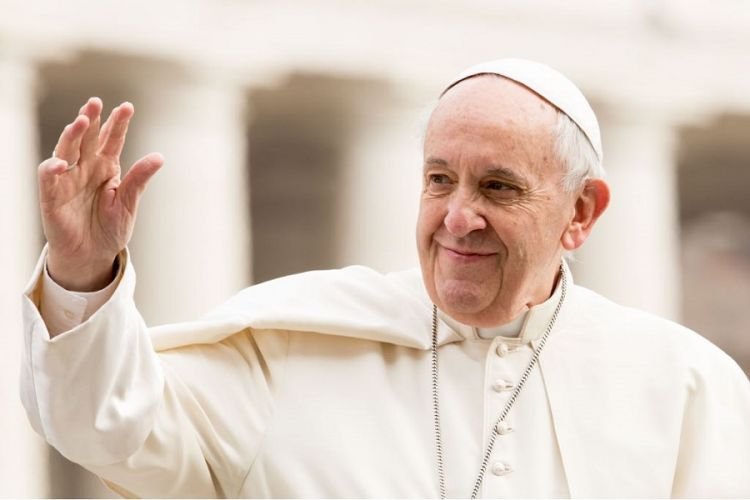 Pope Francis waves to pilgrims during his March 28, 2018 general audience in St. Peter's Square. (Daniel Ibáñez/CNA)