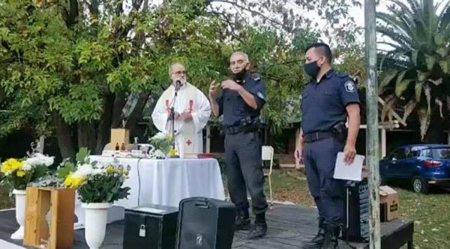 Father Tito Robles of Lomas de Zamora, Argentina, was interrupted by two policement while he celebrated a first Communion. (Screen caption Twitter)