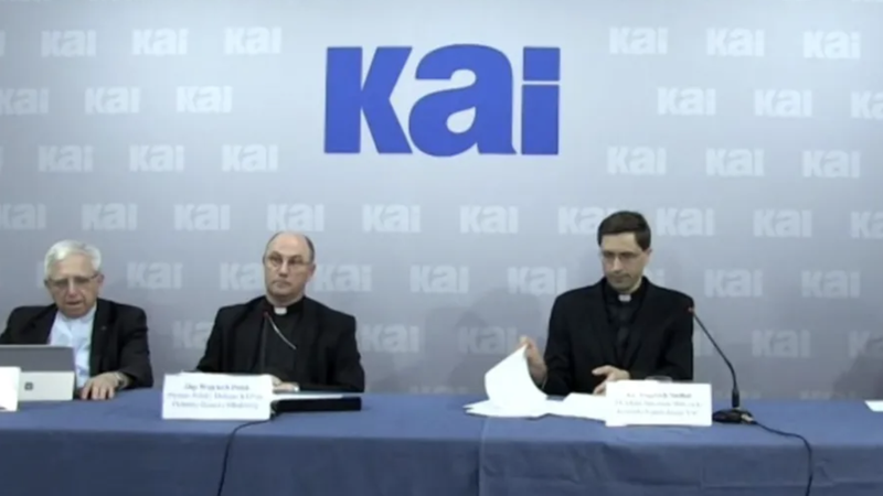 Archbishop Polak, center, at a press conference presenting a report on clerical abuse in Poland, June 28, 2021. (@EpiskopatNews/Twitter via CNA)