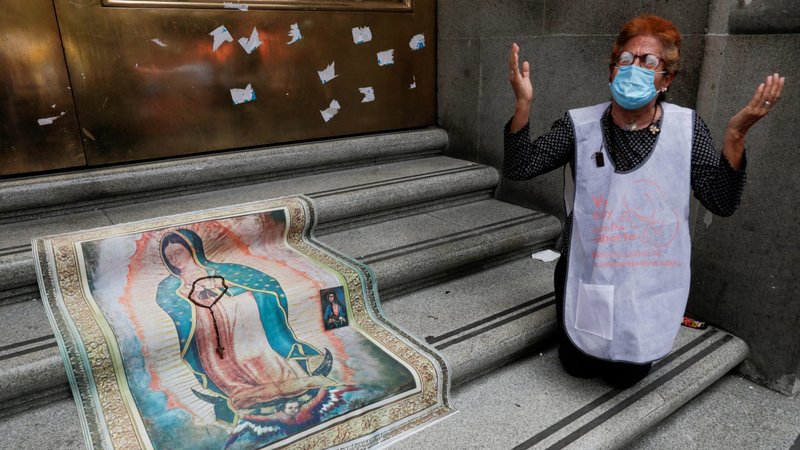 A woman prays outside the Mexico Supreme Court building in Mexico City July 29, 2020, while the court proposed to decriminalize abortion. Lawmakers in the eastern Mexican state of Veracruz approved a bill July 20, 2021, decriminalizing abortion during the first 12 weeks of pregnancy, the second such decriminalization measure approved in Mexico in barely two weeks. (CNS photo/Henry Romero, Reuters)