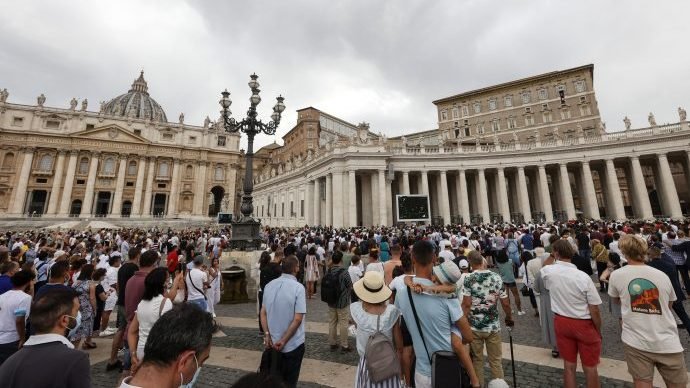 Faithful crowd St. Peter's square during the Angelus prayer celebrated by Pope Francis, top right, from his studio window, at the Vatican, Sunday, July 25, 2021. Pope Francis has offered his blessing for the Tokyo Olympic Games from Vatican City. Francis told the faithful gathered in St. Peter’s Square for the traditional papal blessing that “in this period of pandemic, these Games are a sign of hope, a sign of universal brotherhood and of a healthy competitive spirit.” (Riccardo De Luca/AP via Crux)