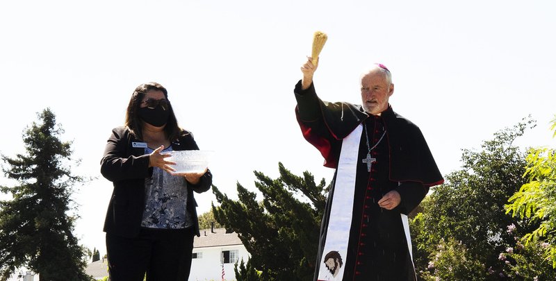 Bishop O'Connell blesses the new burial section for priests at Queen of Heaven Cemetery. (Victor Alemán)