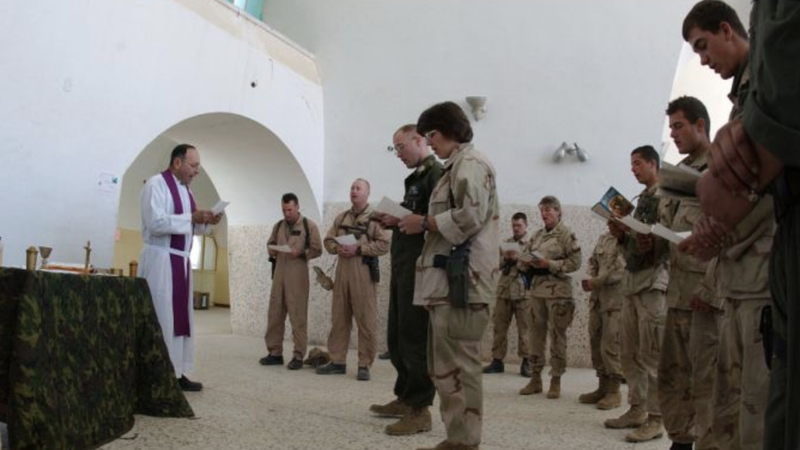 Mass for U.S. military personnel at a forward operating base in Kandahar, Afghanistan, Dec. 23, 2001. (U.S. Navy photo by chief photographer's mate Johnny Bivera/Public Domain via CNA)
