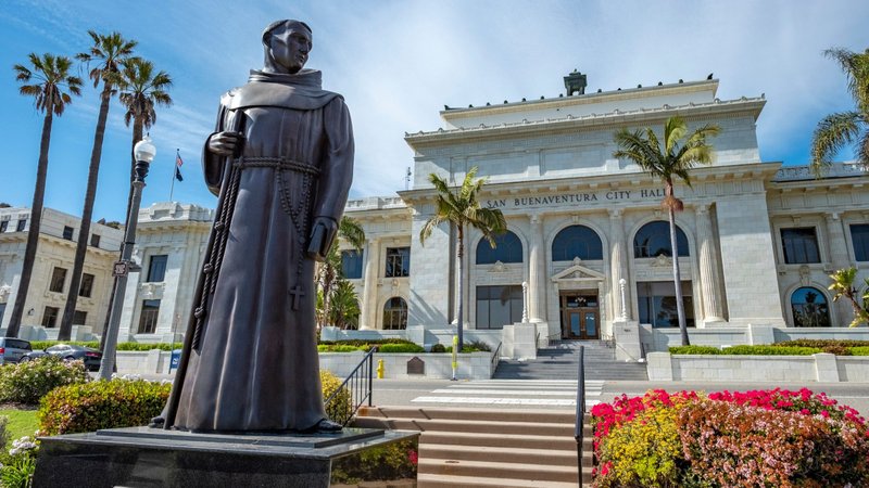 Ventura City Hall building with Father Junípero Serra statue in front in 2019. (Shutterstock)