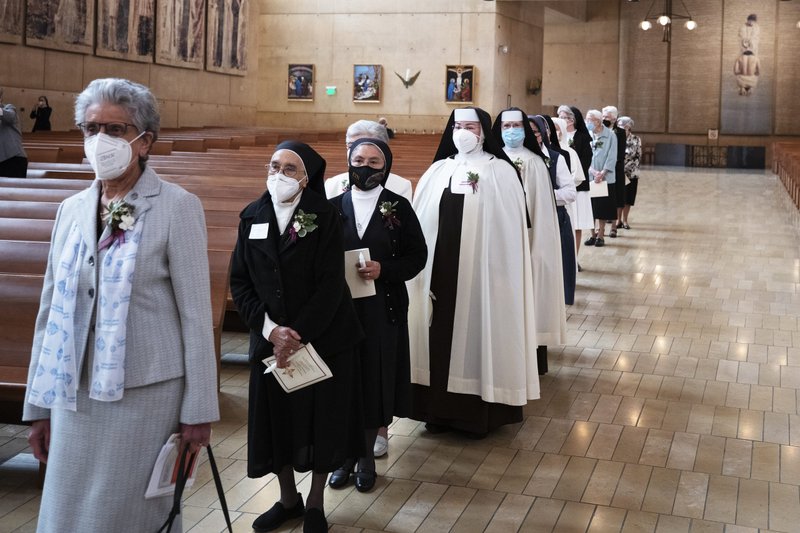 Jubilarian sisters from various religious orders process into the cathedral at the start of Mass. (Victor Alemán)