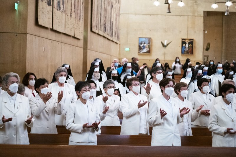 Sisters of the Society devoted to the Sacred Heart (foreground) were recognized for their order’s 65 years of service in the archdiocese. Behind them are Carmelite Sisters of the Sacred Heart, who this year mark 95 years in the archdiocese. (Victor Alemán)