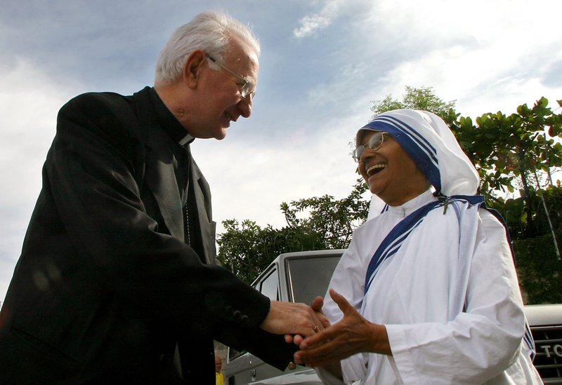 Archbishop Fernando Saenz Lacalle of San Salvador greets Sister Nirmala Joshi, then-head of the Missionaries of Charity, in San Marcos, El Salvador, Oct. 28, 2004. Archbishop Saenz died April 28, 2022, from complications related to Alzheimer's disease. (CNS photo/Luis Galdamez, Reuters)