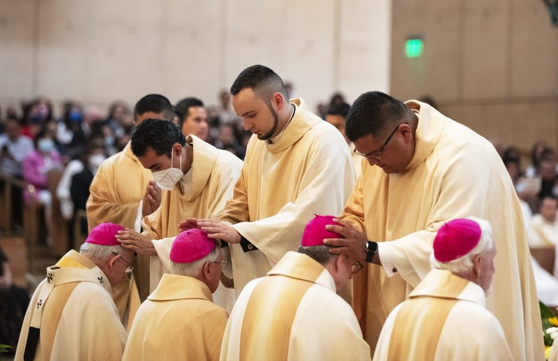 LA’s newly ordained priests administer first blessings to the bishops in attendance at the June 4, 2022 Ordinations Mass. (Victor Alemán)