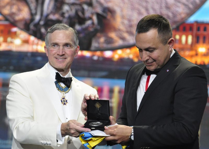Supreme Knight Patrick E. Kelly, CEO of the Knights of Columbus, left, presents the St. Michael Award to Ukrainian State Deputy Yuriy Maletskiy Aug. 2, 2022, in Nashville, Tenn. Honored for his work leading relief efforts amid the war in Ukraine, the Knight received the award during the States Dinner at the fraternal order's 140th Supreme Convention. (CNS photo/Andy Telli, Tennessee Register)