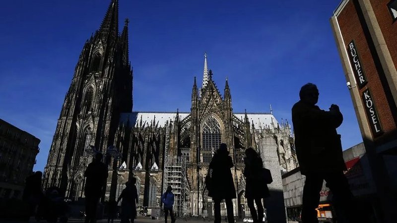 People are silhouetted against the Cologne Cathedral in Germany in 2016. (CNS/Wolfgang Rattay, Reuters via Crux)