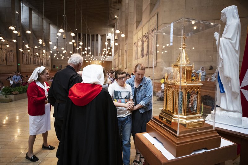 Hundreds of Catholics from around Southern California venerated the relics of St. Bernadette at the Cathedral of Our Lady of the Angels Aug. 2. The relics also visited St. John Baptiste de la Salle in Granada Hills during the 3-day stay in LA. (Victor Alemán)
