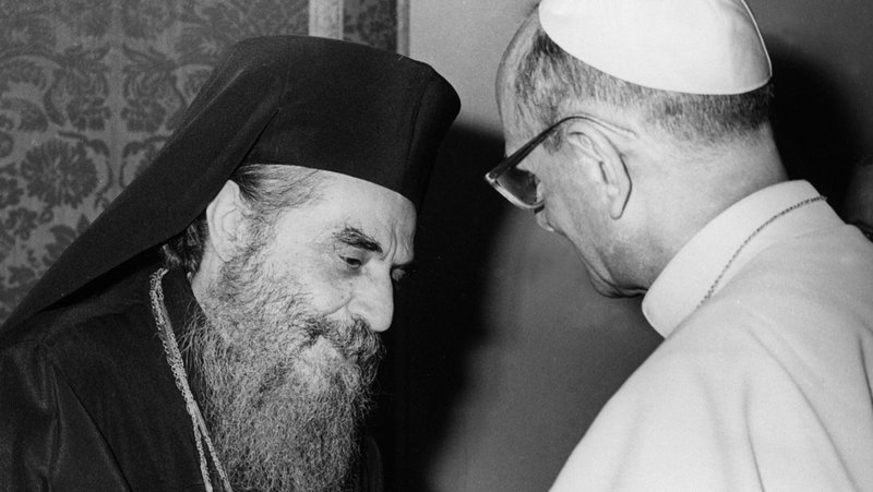Pope Paul VI, right, greets Orthodox Ecumenical Patriarch Athenagoras of Constantinople during the pontiff's 1964 trip to the Holy Land. (CNS file photo)