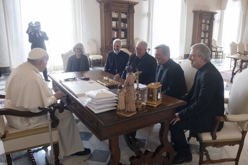 Pope Francis meets with leaders of the Synod of Bishops' general secretariat in the library of the Apostolic Palace at the Vatican Oct. 14, 2022. Pictured with the pontiff are Xavière Missionary Sister Nathalie Becquart, undersecretary; Bishop Luis Marín de San Martín, undersecretary; Cardinal Jean-Claude Hollerich of Luxembourg, relator general; Cardinal Mario Grech, secretary-general and Jesuit Father Giacomo Costa, consultant. (CNS photo/Vatican Media)