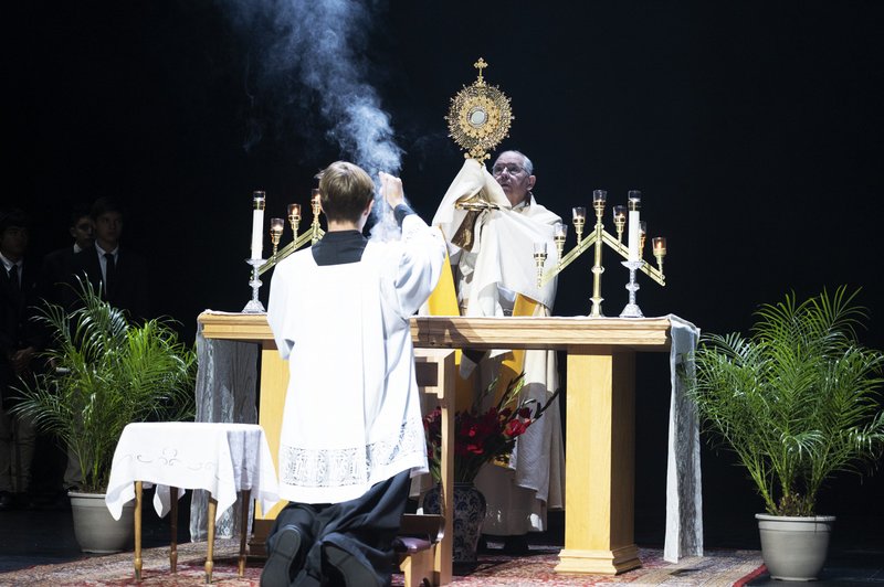 Archbishop Gomez led the students in Benediction during the event following an introduction by Father Marcos Gonzalez, pastor of St. Andrew Church in Pasadena. (Victor Alemán)