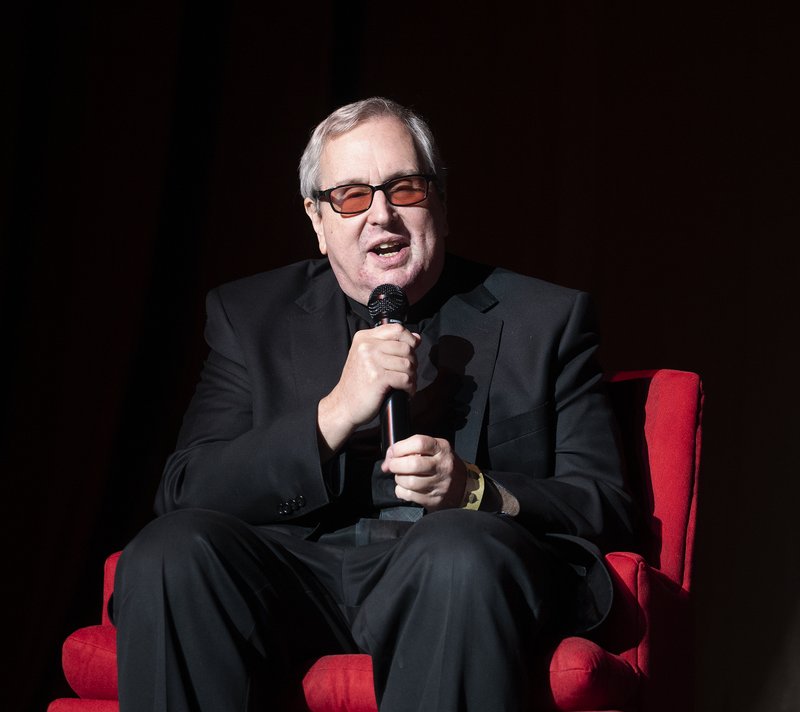 Father Robert Spitzer led an “Ask me anything” session where students came on stage to ask questions about faith, science, and challenges related to his blindness. (Victor Alemán)