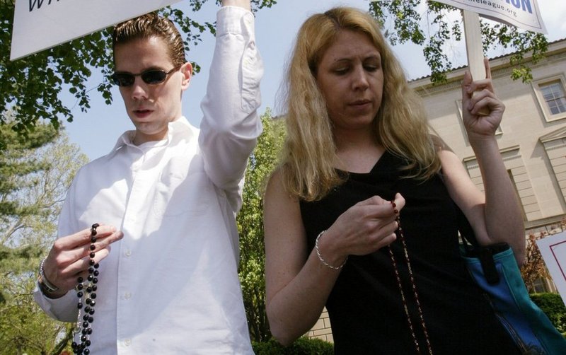 Two pro-life advocates pray the rosary in Washington, D.C., in 2004. (CNS/Nancy Wiechec)