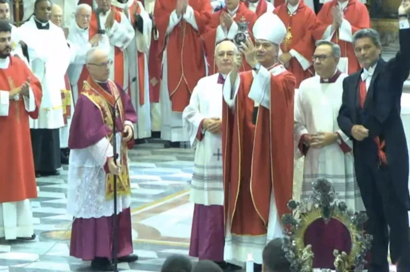 Archbishop Domenico Battaglia holds up the reliquary with the liquefied blood of St. Januarius on the martyr bishop's feast day Sept. 19, 2023. The announcement that the blood had liquefied was made at the start of Mass in the Naples Cathedral by Abbot Vincenzo De Gregorio. (Screenshot / YouTube channel Chiesa di Napoli)