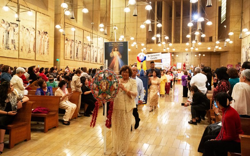 Parishioners from parishes across the Archdiocese of Los Angeles processed in before the annual Simbang Gabi kickoff Mass Dec. 15 at the Cathedral of Our Lady of the Angels. (Victor Alemán)