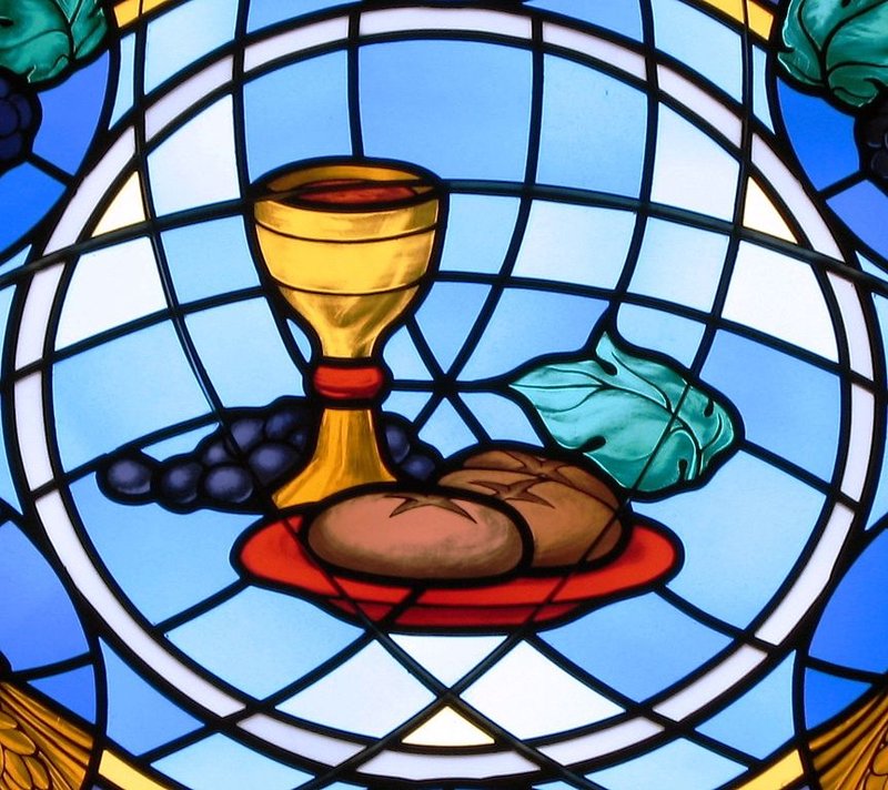 Eucharistic stained-glass window depicting the bread and wine, St. Michael the Archangel Church, Findlay, Ohio. (Wikimedia Commons)