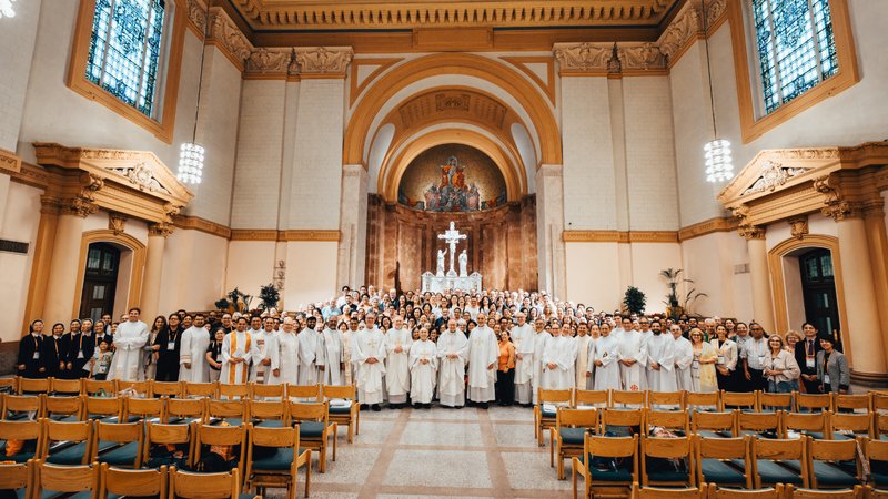 Archbishop Jose H. Gomez poses with hundreds of LA Catholics after a special Mass for LA pilgrims at the Sts. Peter & Paul Cathedral in Indianapolis July 19 during the National Eucharistic Congress. (Archdiocese of Los Angeles)