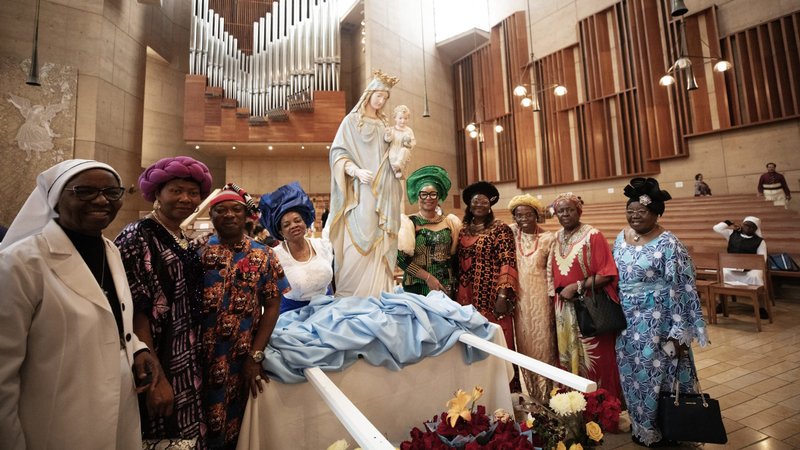 Local Nigerian Catholics with the Statue of Our Lady of the Angels featured at the 20th anniversary “One Mother, Many Peoples” Mass at the Cathedral of Our Lady of the Angels on Sept. 7. The multilingual event celebrates the many ethnic and cultural groups in the archdiocese. (Victor Alemán)