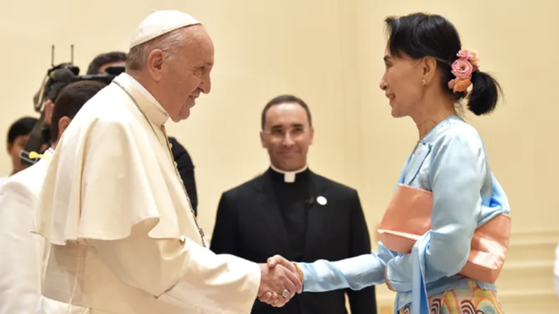 Pope Francis meets with Aung San Suu Kyi, winner of the 1991 Nobel Peace Prize, in the Diplomatic Corps Hall at the Vatican on Nov. 28, 2017. (L’Osservatore Romano/CNA)