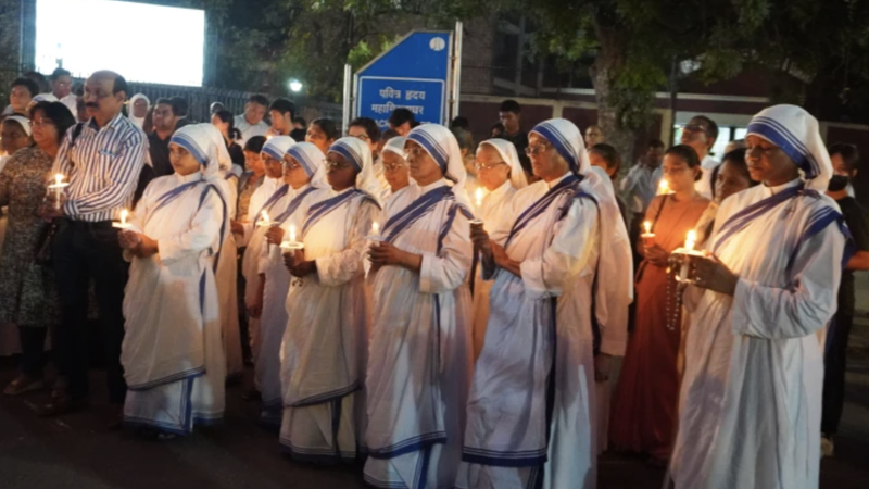 Nuns from the Missionaries of Charity hold candles in recognition of the May 3 annivesary of ethnic violence in Manipur, India. (Anto Akkara via CNA)