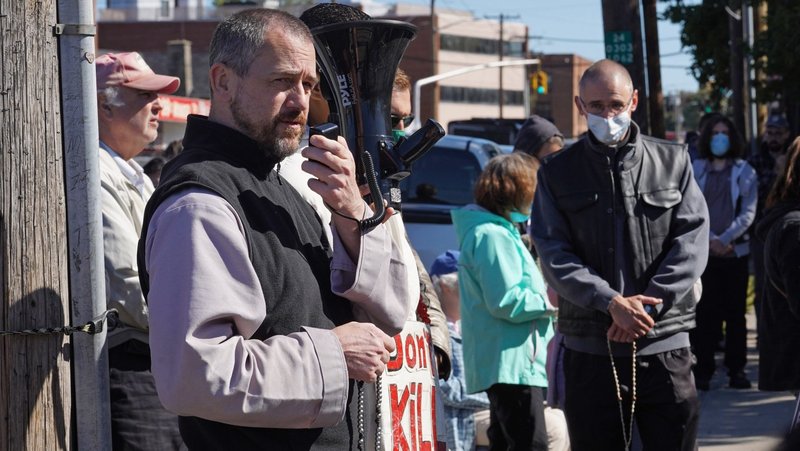 Father Fidelis Moscinski, a Franciscan Friar of the Renewal, is seen leading fellow pro-life advocates in prayer Sept. 19, 2020, outside a Planned Parenthood center in Hempstead on Long Island, N.Y. He was among 23 pro-life activists pardoned for violating the Freedom of Access to Clinic Entrances Act, or FACE Act, by President Donald Trump Jan. 23, 2025. (OSV News photo/Gregory A. Shemitz, CNS)