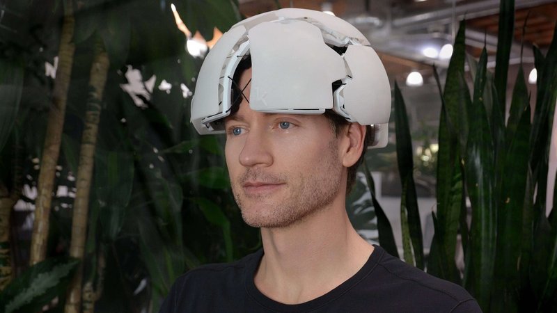 Bryan Johnson in 2021 using the Kernel Flow, the world’s first highly-scalable brain imaging system. (Katriece Ray/Kernel, CC0, via Wikimedia Commons)