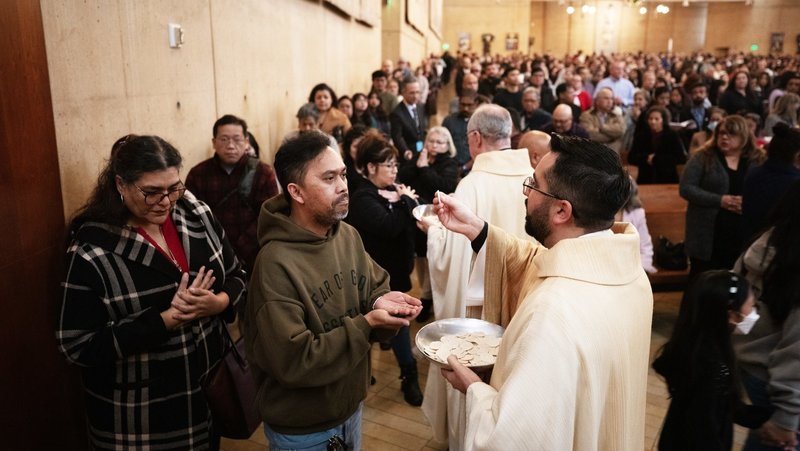 One of the requirements for receiving a plenary indulgence is to go to Mass and receive holy Communion. (Victor Alemán)
