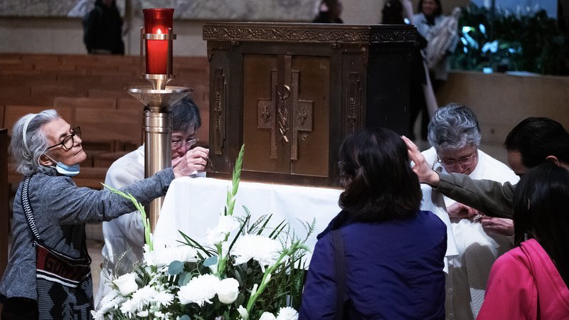 Faithful venerate the salvaged tabernacle from the incinerated remains of Pacific Palisades’ Corpus Christi Church during OneLife LA at the Cathedral of Our Lady of the Angels Jan. 18. (Victor Alemán)