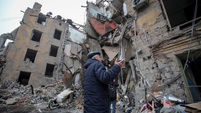 A local resident gestures outside a residential building in Kramatorsk, Ukraine, Feb. 2, 2022, which was destroyed by a Russian missile strike. (OSV News photo/Vyacheslav Madiyevskyy, Reuters)
