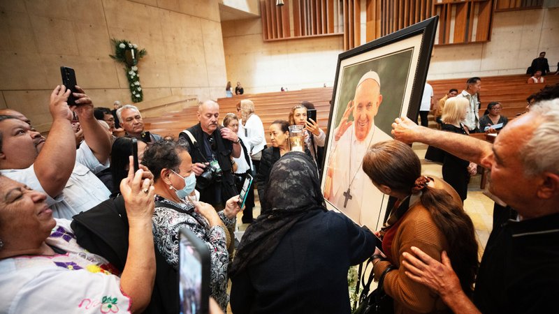 Attendees to the memorial Mass for Pope Francis pay their respects to the deceased pontiff at the Cathedral of Our Lady of the Angels on April 25. (Victor Alemán)