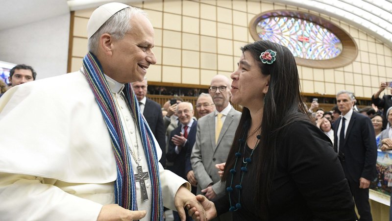 Paola Ugaz, a Peruvian journalist who helped expose the abuse committed by leaders of the Sodalitium Christianae Vitae, gives Pope Leo XIV a stole made of alpaca wool, during the pope's meeting with members of the media May 12, 2025, in the Paul VI Audience Hall at the Vatican. (CNS photo/Vatican Media)