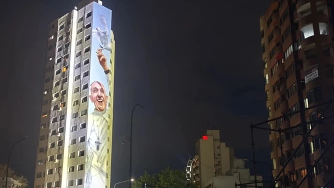 A new mural of Pope Francis painted by renowned artist Martín Ron in La Plata, Argentina was dedicated on July 26. (CNA/Municipality of La Plata)