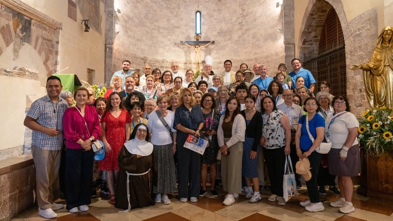 Bishop Matthew Elshoff, OFM Cap., holds LA’s new relic of St. Carlo Acutis after Mass with pilgrims at Assisi’s St. Mary Major Church. (Isabel Cacho/Archdiocese of Los Angeles)