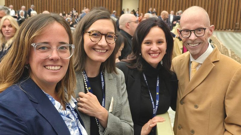 John Allen, Crux's editor-in-chief, is seen on this May 12, 2025, photograph in Paul VI Hall in the Vatican, right before the audience with journalists of then-newly elected Pope Leo XIV. From left: Ines San Martin, longtime Rome bureau chief of Crux, and vice president of communications for the Pontifical Mission Societies USA, Paulina Guzik, OSV News' international editor and Claire Giangravè, Vatican correspondent for Religion News Service, who all previously wrote for Crux. Allen, a giant of Catholic journalism, died in Rome Jan. 22, 2026. (OSV News photo)