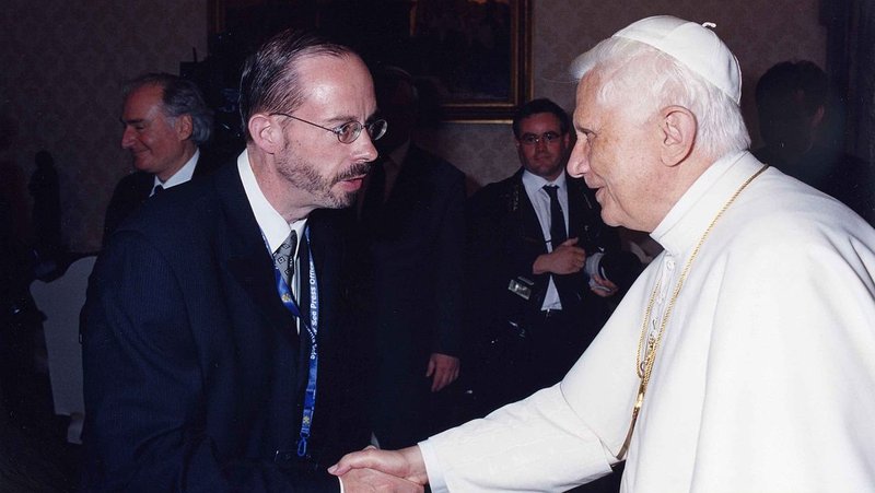 John L. Allen Jr. with Pope Benedict XVI in 2005. (Wikimedia Commons)