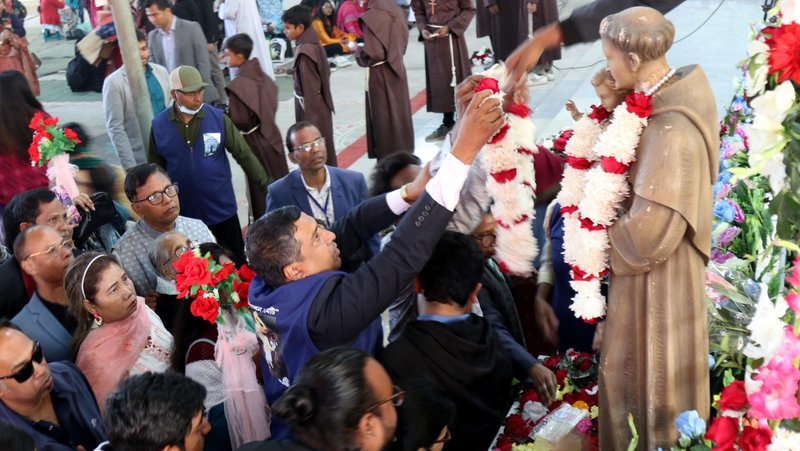 Pilgrims pray in front of the statue of St. Anthony during a pilgrimage in his name near Dhaka, Bangladesh, Feb. 6, 2026. Thousands of pilgrims have gathered at the shrine despite anxiety and fears of violence ahead of national elections in Muslim-majority Bangladesh, as they pray for peace in Bangladesh and the world. (OSV News photo/Stephan Uttom Rozario)