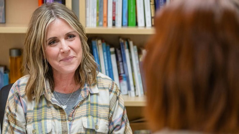 A student in the University of Mary’s master of science in counseling program engages in conversation with a counseling faculty member. University of Mary and the Diocese of Phoenix will open a counseling education center in Arizona rooted in Catholic teaching. (EWTN News/Mike McCleary/University of Mary)