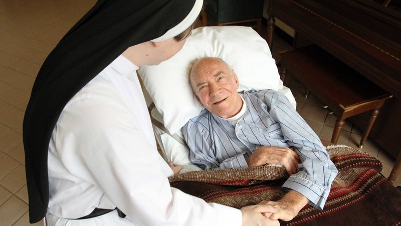 A patient is pictured in a file photo chatting with Dominican Sister Catherine Marie at Rosary Hill Home, a Dominican-run facility in Hawthorne, N.Y., that provides palliative care to people with incurable cancer and are in financial need. The Dominican Sisters of Hawthorne, have filed a lawsuit against New York state, challenging a state law requiring long-term care facilities to use preferred pronouns and assign rooms based on gender identity. (OSV News photo/Gregory A. Shemitz)