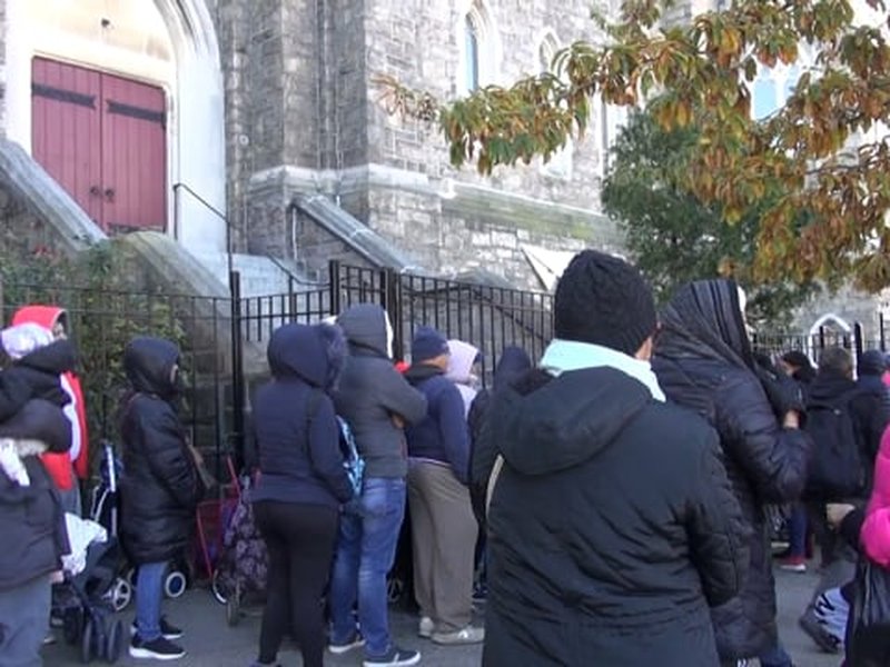 La iglesia de San Nicolás de Tolentino y el chef John Doherty distribuyen comida gratis a los necesitados