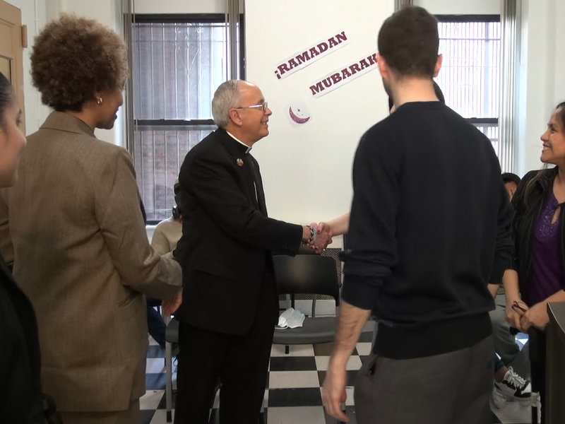 El obispo Mark Seitz visitó las oficinas de Caridades Católicas en la Parroquia Santa Teresa | Bishop Mark Seitz Visited the Offices of Catholic Charities in Saint Teresa’s Parish