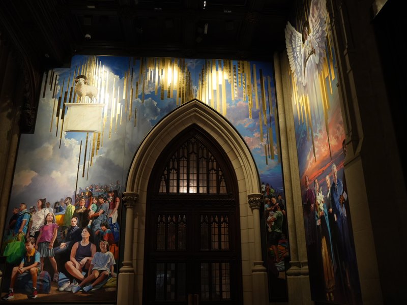 El cardenal Timothy Dolan inaugura un mural histórico en la Catedral de San Patricio