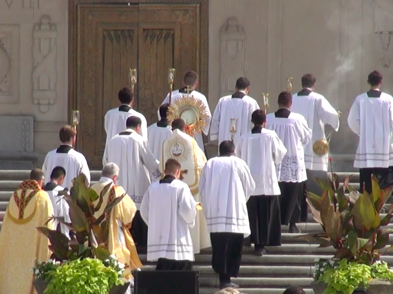 Cuarto día del Congreso Eucarístico Nacional cierra con multitudinaria procesión eucarística