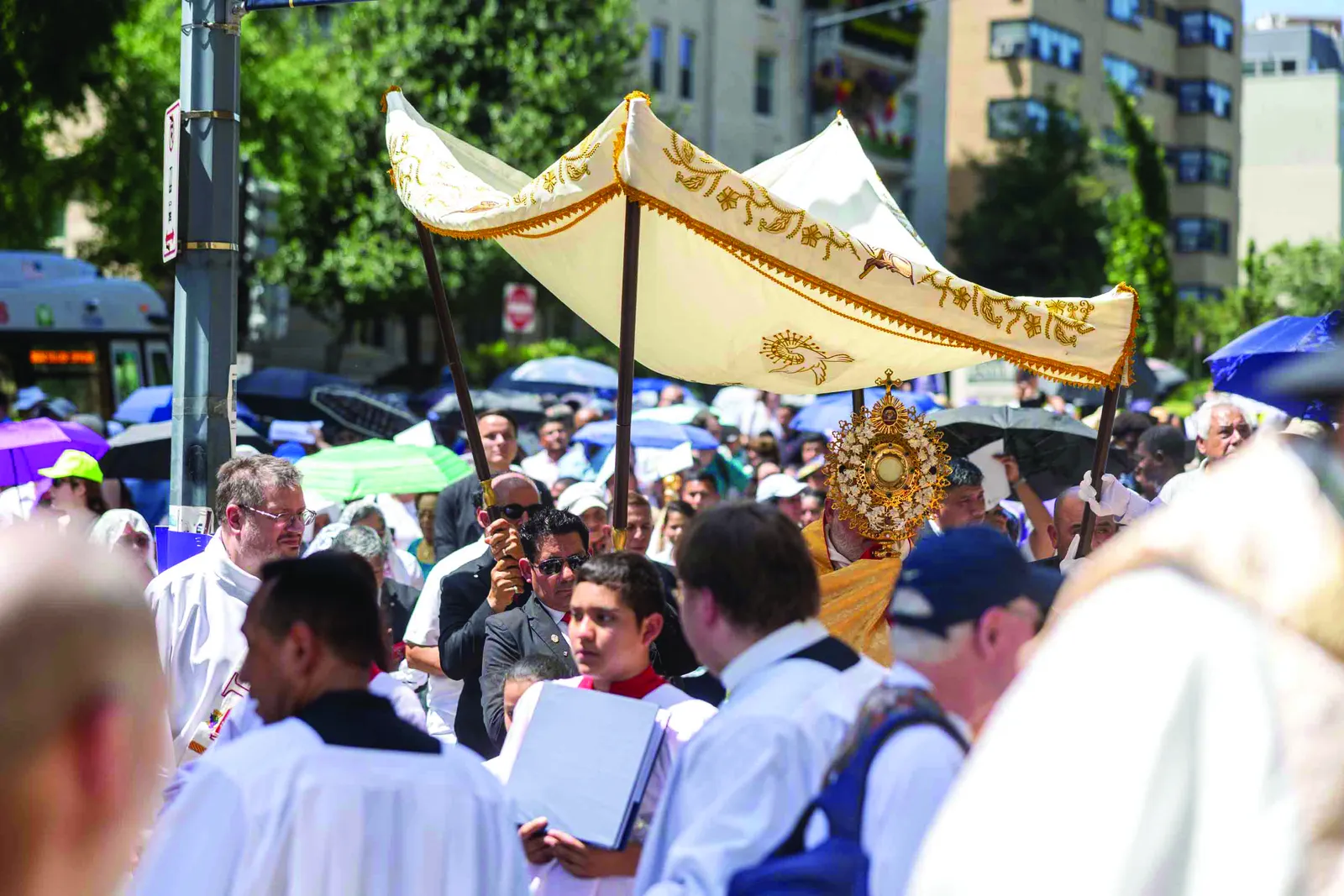 Above and below, Catholics process from the Shrine of the Sacred Heart to the Cathedral of St. Matthew the Apostle during a Corpus Christi procession held in solidarity with immigrants June 7 in Washington. (Catholic Standard photo by Mihoko Owada)