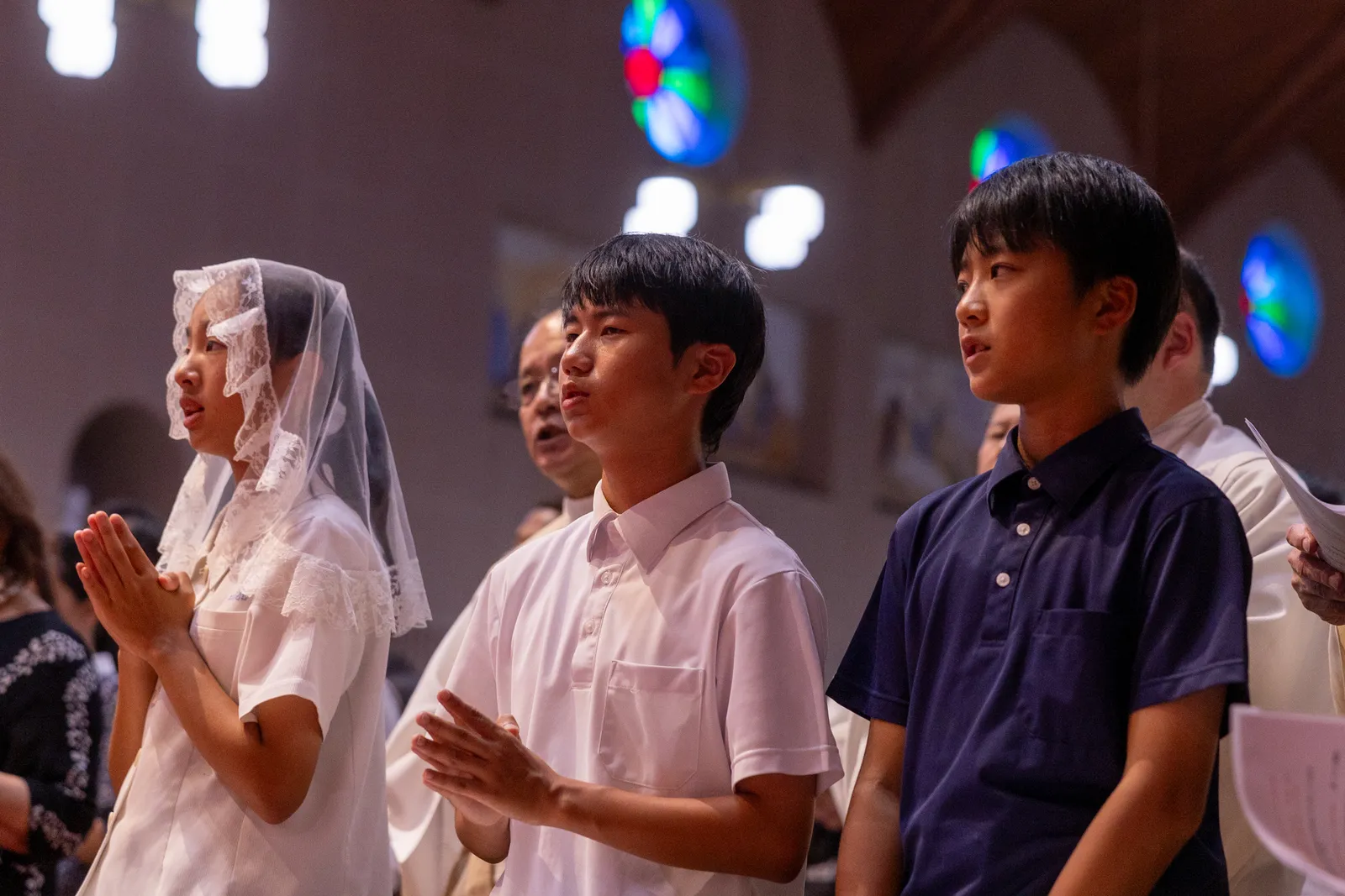 Jóvenes japoneses participan en una misa conmemorativa de la paz en la catedral de Urakami en Nagasaki, Japón, el 9 de agosto de 2025, el día del octogesimo aniversario del bombardeo atómico estadounidense de esa ciudad.