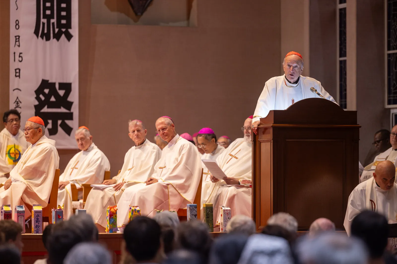 El cardenal Robert McElroy, arzobispo de Washington, habla en la misa conmemorativa de la paz en la catedral de Urakami en Nagasaki, Japón, el 9 de agosto de 2025, en el 80 aniversario del bombardeo atómico estadounidense de esa ciudad. El cardenal McElroy se unió a una peregrinación de paz a Japón que incluyó a otros tres arzobispos estadounidenses y líderes y estudiantes universitarios católicos para conmemorar el aniversario de los bombardeos atómicos de Hiroshima y Nagasaki y para orar y dialogar por la paz y por un mundo sin armas nucleares.