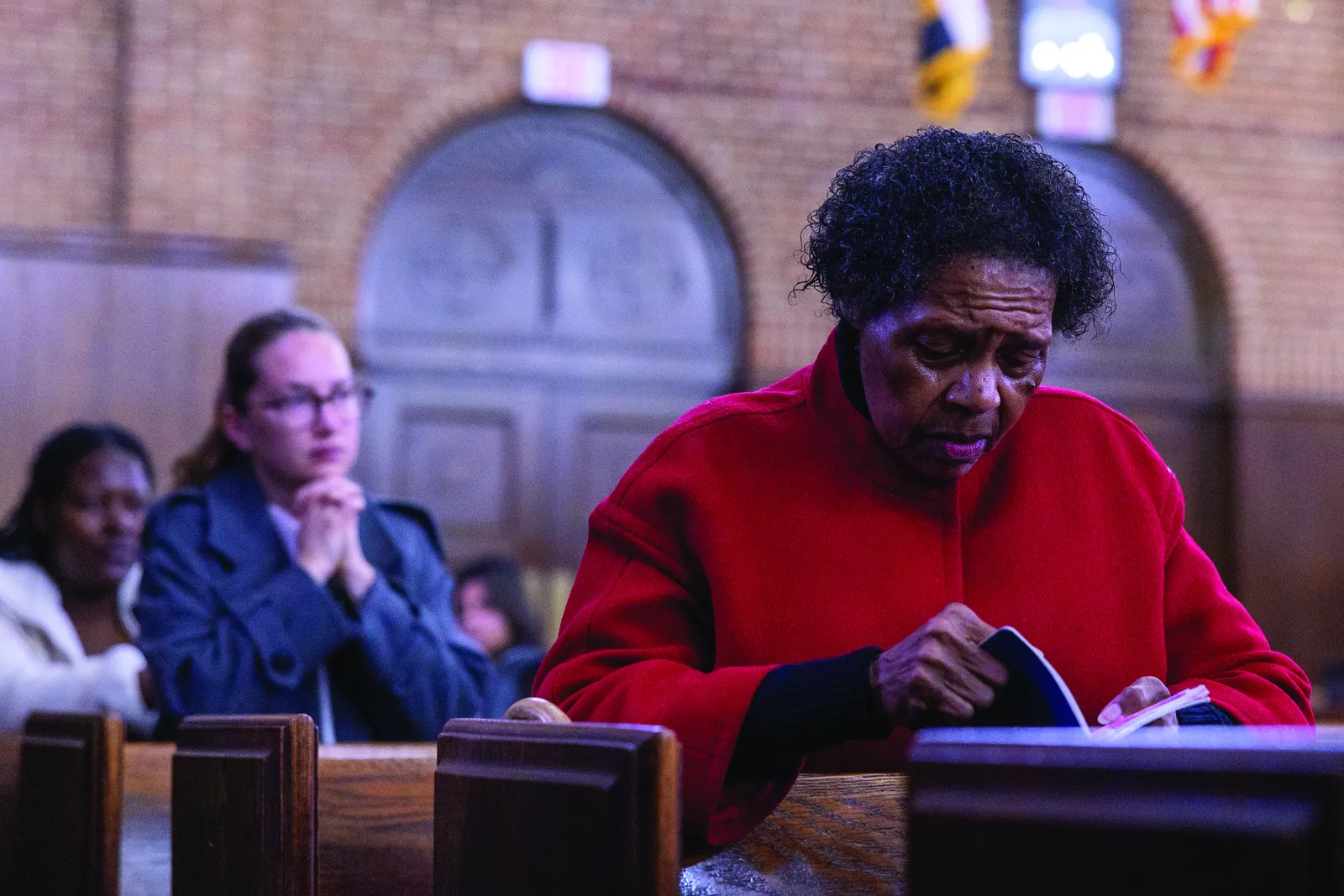 Above and below, people pray during the Dec. 1 Mass at St. Francis Xavier Church that concluded the yearlong celebration of the parish’s centennial. The Mass was offered on the First Sunday of Advent. (CS photos by Mihoko Owada)