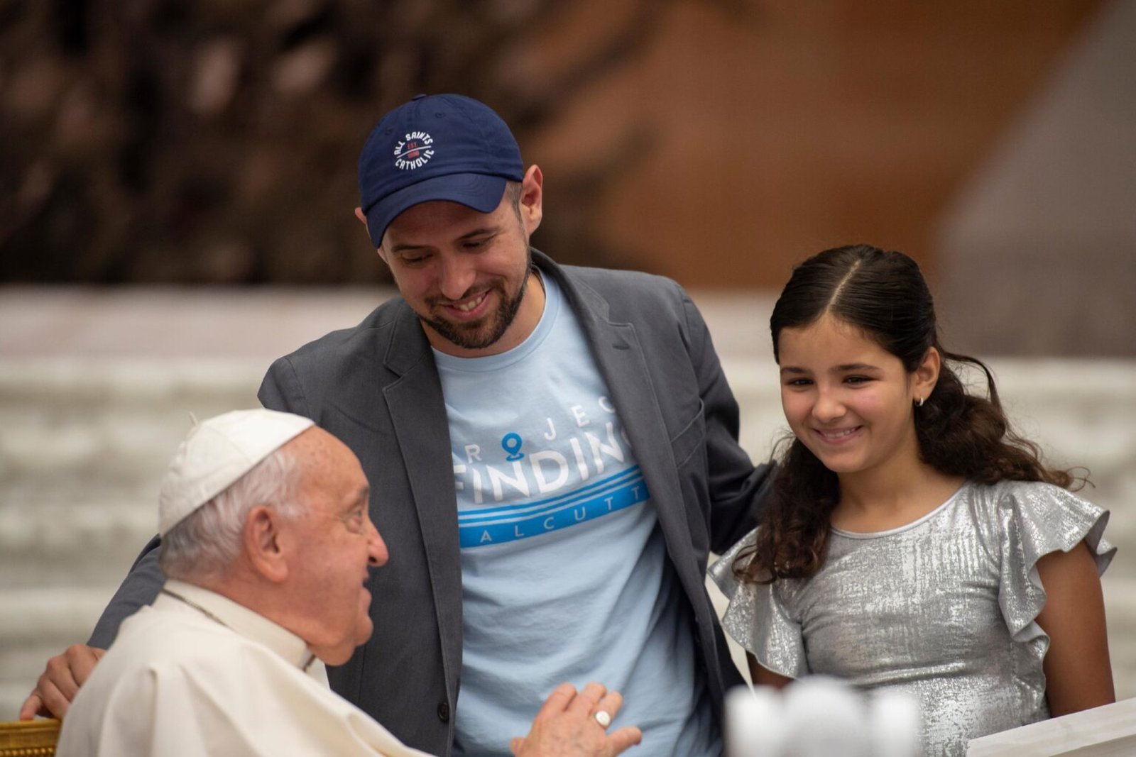 José Manuel De Urquidi, miembro del Sínodo y fundador y presidente de Juan Diego Network, presenta al Papa Francisco a su hija en su décimo cumpleaños, el 17 de octubre de 2024, durante una pausa en la reunión del Sínodo de los Obispos en el Aula Pablo VI del Vaticano. (Foto CNS/Medios Vaticanos)